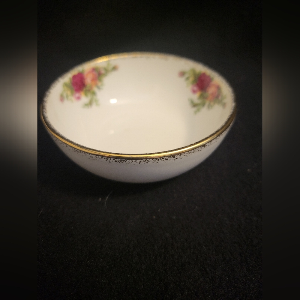Vintage Royle Albert Old Country roses gold trim fruit bowl.